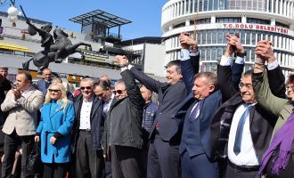 Doç. Dr. Burak Cop, belediye meydanında yüzlerce kişinin katılımıyla milletvekili aday adaylığını açıkladı  