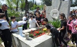 Efsane cimnastikçi Canbaş, karanfillerle anıldı......