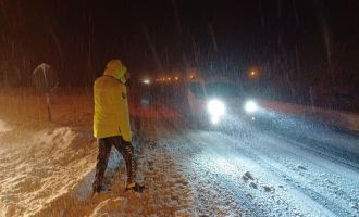 Ekipler yolu açık tutmak için çalışmalarını sürdürüyor..