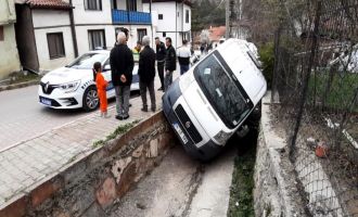 El frenini çekmeyi unuttu, öğrenci servisi kanala düştü....