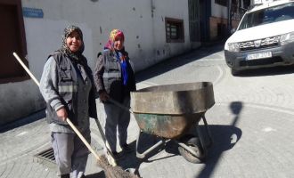 Emekçi kadınlar ekmek paralarını çöpten çıkartıyor......