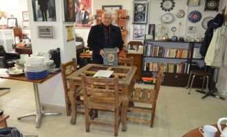 Emekli öğretmenin evinden tarih fışkırıyor: II. Mahmut'un masasından Çanakkale kılıcına