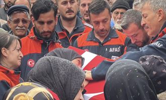 Eşi tabutuna son kez sarıldı, babası namazını kıldırdı: AFAD personeline hüzünlü veda