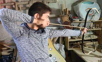 Evinin odunluğunda başladığı kemangerliği yaşatmaya çalışıyor