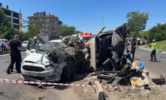 Feci kazada araç ortadan ikiye bölündü: 2 ölü, 3 yaralı