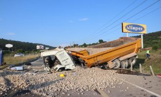 Freni patlayan taş yüklü kamyon D-100 karayoluna uçtu: 2 yaralı