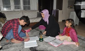 Gaz lambası ışığında ders çalışıyorlar