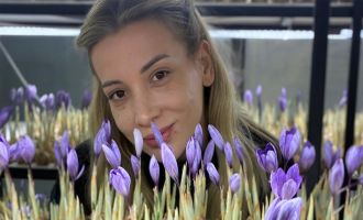 Genç yaşta mesleğini bıraktı, 50 metrekare odada gramı 600 liralık safran üretmeye başladı