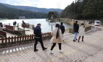 Gölcük Tabiat Parkı, güzel havayı fırsat bilen tatilcilerle doldu
