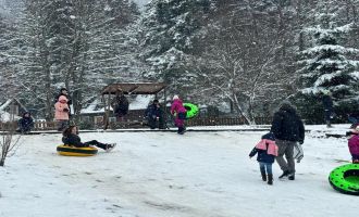 Gölcük’te kar yağışının tadını şambrellerle kayarak çıkardılar....