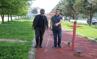 Görme engelli kuzeni için engellere sesli uyarı veren cihaz üretti