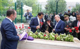 Gözyaşlarını tutamayan anneyi Bolu Valisi Ahmet Ümit teskin etti