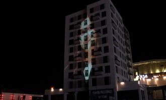 Grand Kartal Otel faciasında hayatını kaybeden çocukların fotoğrafları binaya yansıtıldı