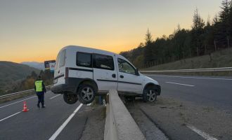 Hafif ticari araç beton bariyerlerde asılı kaldı: 1 yaralı..