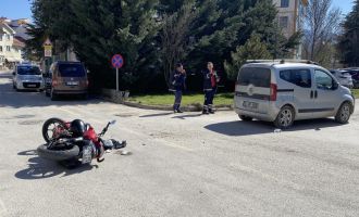 Hafif ticari araç ile motosiklet çarpıştı: 1 yaralı