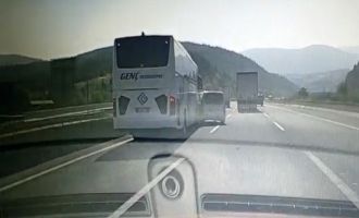 Hafif ticari araç, yolcu otobüsünün önüne savruldu.....