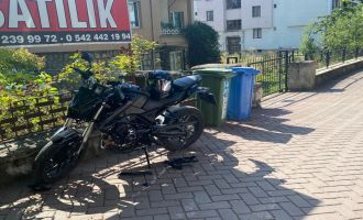 Hafif ticari araca çarparak savrulan motosikletli yaralandı