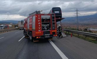 Hafif ticari araçlar yanmaktan son anda kurtuldu....