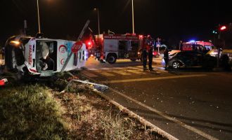 Hasta taşıyan ambulans otomobille çarpıştı: 5 yaralı