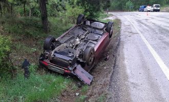 Hastaneye giden çiftin otomobili takla attı: 1 yaralı..