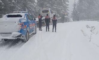 Hipotermi geçirmek üzere olan 4 kişi, jandarma ve sağlık ekipleri tarafından kurtarıldı
