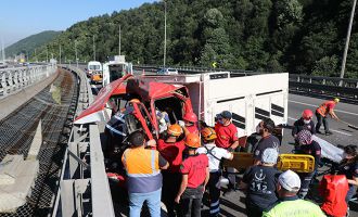 Hurdaya dönen kamyonda sıkışan sürücüyü itfaiye ekipleri kurtardı