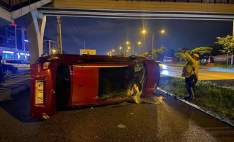 Hurdaya dönen otomobilin içinden çıkarak olay yerinden kaçtı