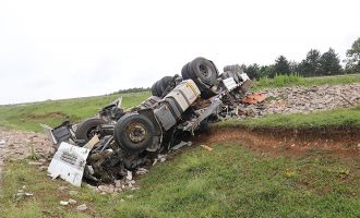 Hurdaya dönen tırın sürücüsü yara almadan kurtuldu