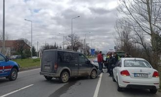 İki hafif ticari araç çarpıştı: 1 yaralı