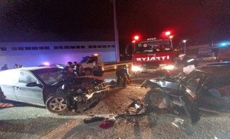 İki otomobil kafa kafaya çarpıştı: Sürücü araçta sıkıştı....