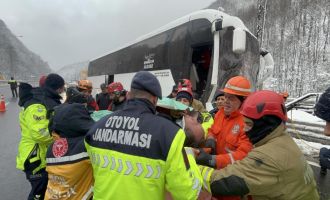 İran'a giden 28 yolcunun bulunduğu otobüs, tıra çarptı: 1 yaralı