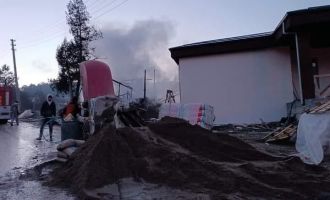 İşçilerin kaldığı müştemilat küle döndü