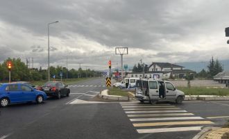 Işıkta durmayan kamyonet, ticari araca çarptı: 2 yaralı
