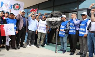 İşten çıkarılan belediye işçileri, Bolu Belediyesi binasına siyah çelenk bıraktı