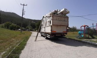 Kablolara takılan kamyon mahalleyi elektriksiz bıraktı
