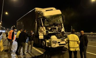 Kağıt gibi ezilen tırdan yara almadan kurtuldu…..