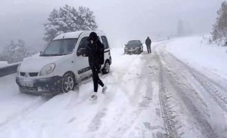 Kar yağışı yolda bıraktı.......