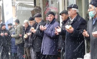 Kar yağışına rağmen esnaf geleneği bozmadı....