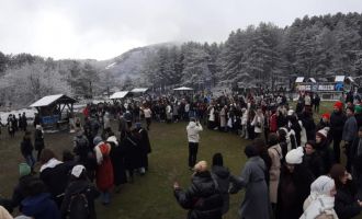 Karlar altında hamsi festivali: 2 ton hamsi tükettiler...