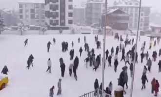 Karlı havada yürek ısıtan görüntüler: ‘Çıkartayım mı sizi kar topu oynamaya?’