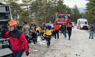 Kartalkaya yolunda freni boşalan minibüs devrildi: 14 yaralı