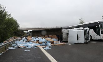 Kaygan yolda devrilen tırdaki yüzlerce su şişesi otoyola dağıldı