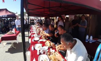 Kaz eti yeme yarışması renkli görüntüler sahne oldu