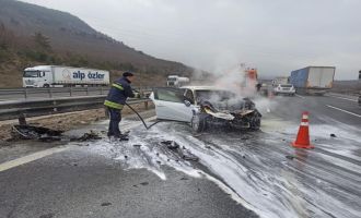 Kaza yapan otomobil alev alev yandı......