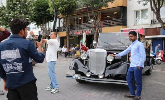 Kendi imkanıyla yaptığı Atatürk’ün makam aracının replikasıyla şehir şehir geziyor