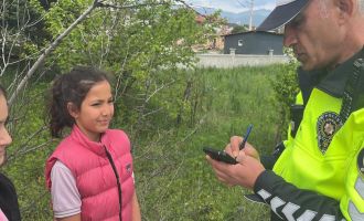Kendisine yol vermeyen aracı not eden minik öğrenci, polis ekiplerine plakayı şikayet etti