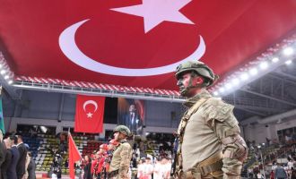 Komandoların gösterisi dakikalarca alkışlandı.....