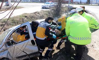 Kontrolden çıkan araç sulama kanalına uçtu: 2 yaralı