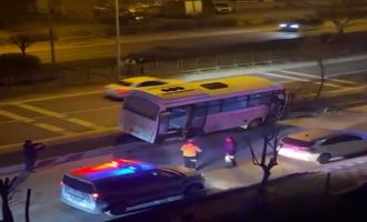 Kontrolden çıkan halk otobüsü refüje çıktı, ağaca çarparak durabildi