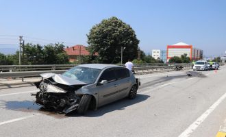 Kontrolden çıkan otomobil bariyerlere çarptı: 4 yaralı